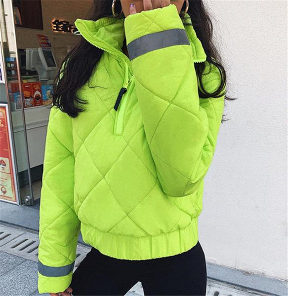 Modern női kabát típusú anorák cipzárral, zöld színben