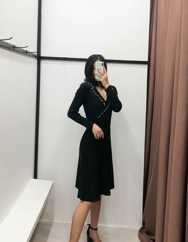 Rochie cu croială lungă, cu decolteu adânc, în negru