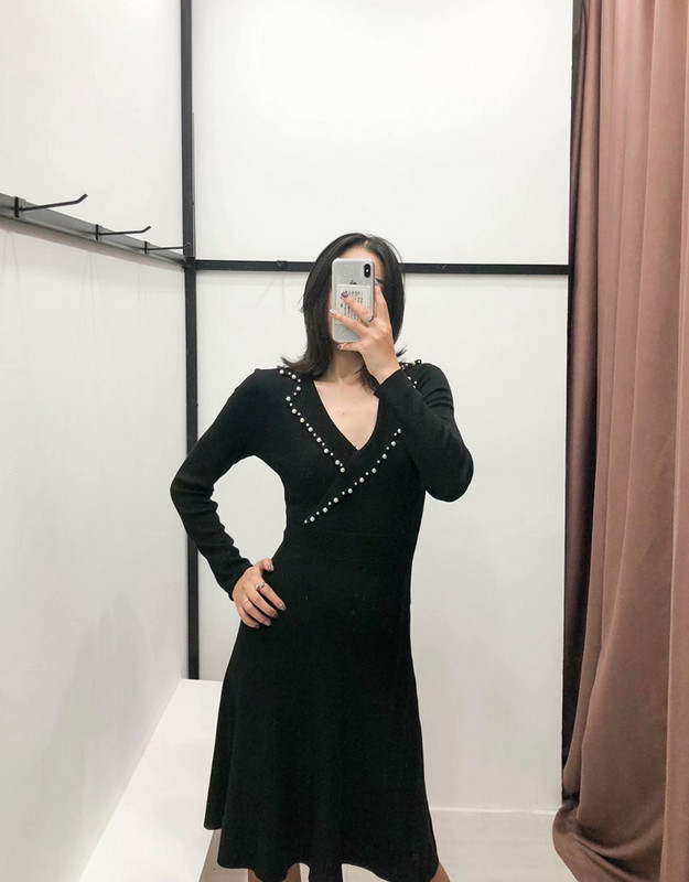 Rochie cu croială lungă, cu decolteu adânc, în negru