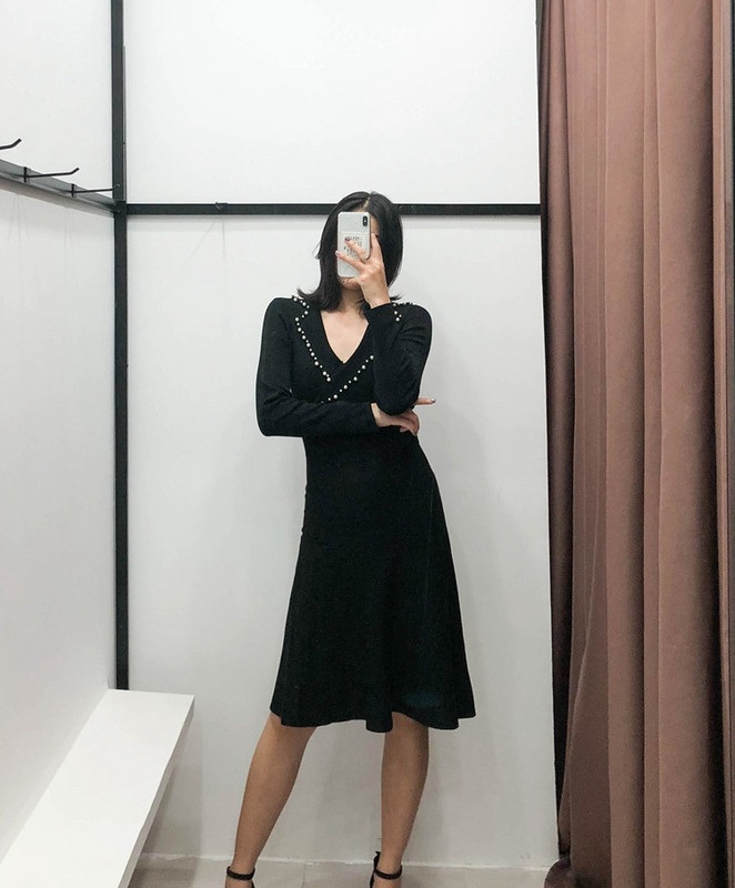 Rochie cu croială lungă, cu decolteu adânc, în negru