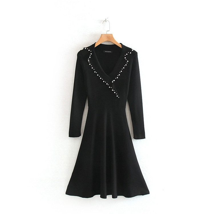 Rochie cu croială lungă, cu decolteu adânc, în negru