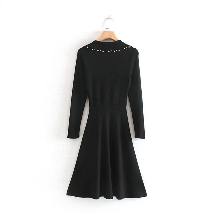 Rochie cu croială lungă, cu decolteu adânc, în negru