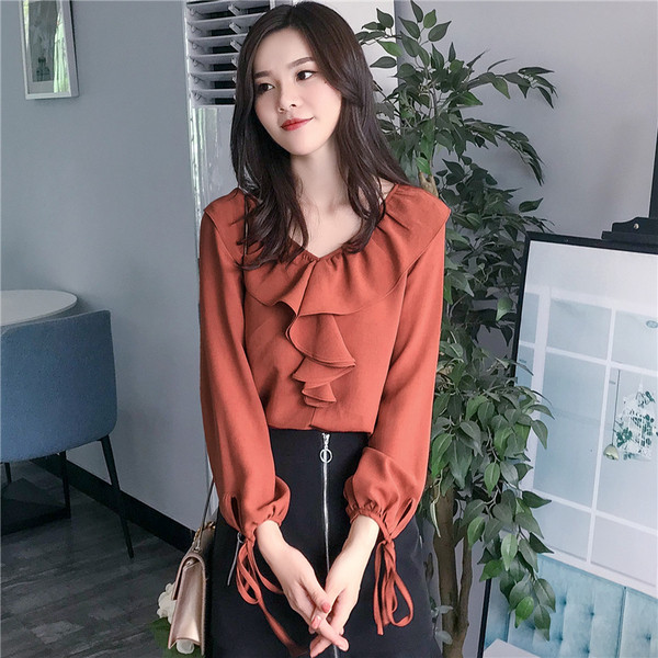 Bluză de damă modernă cu decolteu în V și șireturi