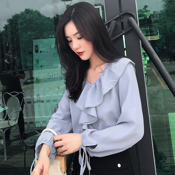 Bluză de damă modernă cu decolteu în V și șireturi