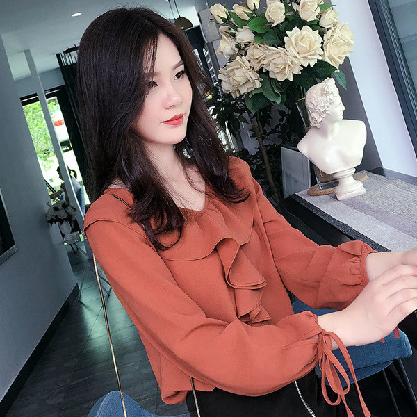 Bluză de damă modernă cu decolteu în V și șireturi