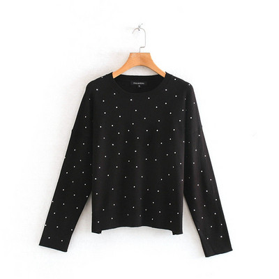 Γυναικεία μπλούζα σε λευκό και μαύρο χρώμα με μοντέλο μεταλλικής διακόσμησης