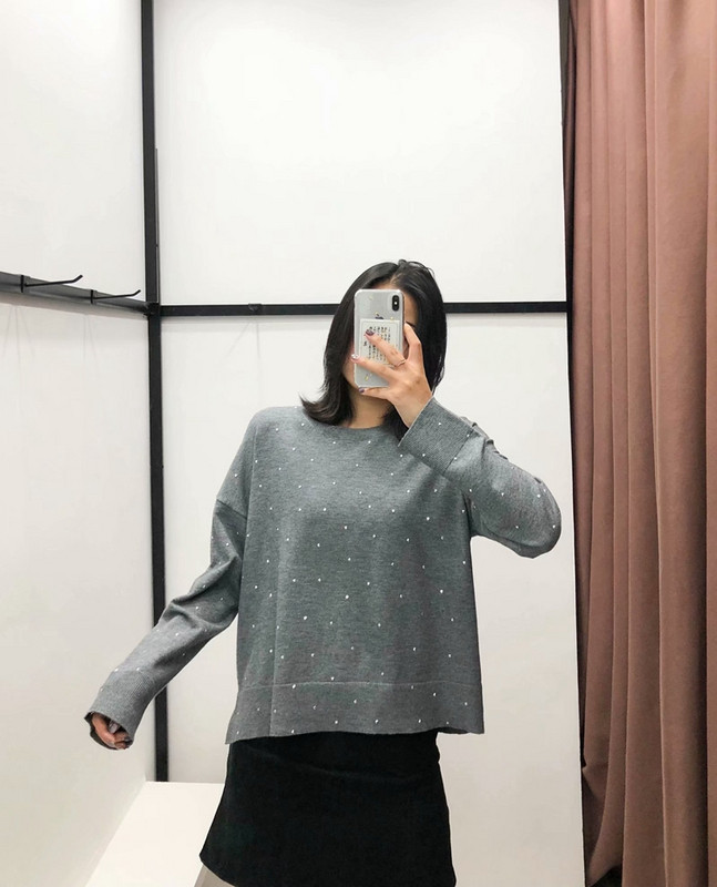 Γυναικεία μπλούζα σε λευκό και μαύρο χρώμα με μοντέλο μεταλλικής διακόσμησης