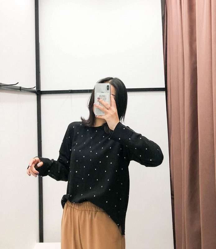 Γυναικεία μπλούζα σε λευκό και μαύρο χρώμα με μοντέλο μεταλλικής διακόσμησης