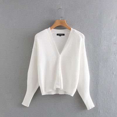 Γυναικεία καθημερινή ζακέτα με κουμπιά σε λευκό και μαύρο χρώμα  - ένα καθαρό μοντέλο