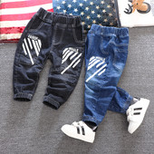 Blugi moderni pentru copii cu aplicatie si buzunare pentru baieti in albastru si negru