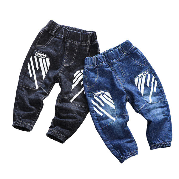 Blugi moderni pentru copii cu aplicatie si buzunare pentru baieti in albastru si negru