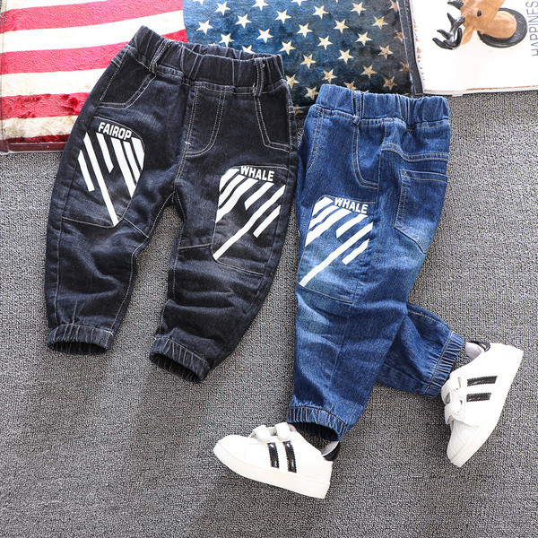 Blugi moderni pentru copii cu aplicatie si buzunare pentru baieti in albastru si negru