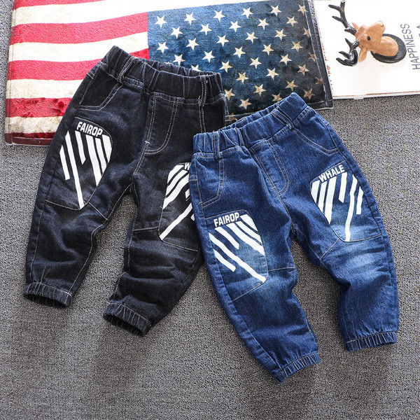 Blugi moderni pentru copii cu aplicatie si buzunare pentru baieti in albastru si negru