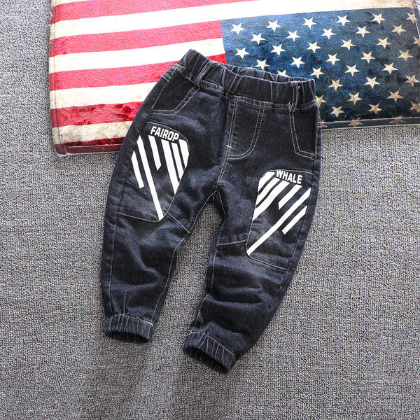 Blugi moderni pentru copii cu aplicatie si buzunare pentru baieti in albastru si negru