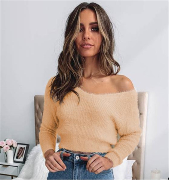 Pulover de puf de damă cu decolteu spitz în alb, negru și bej