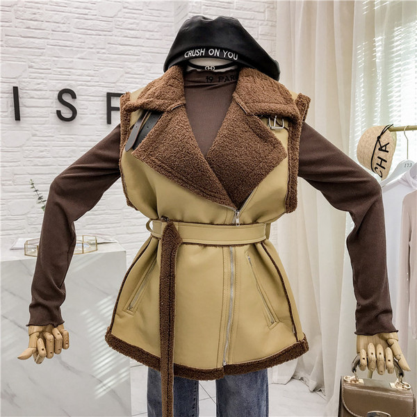 Vestă modernă de damă cu curea în albastru și galben