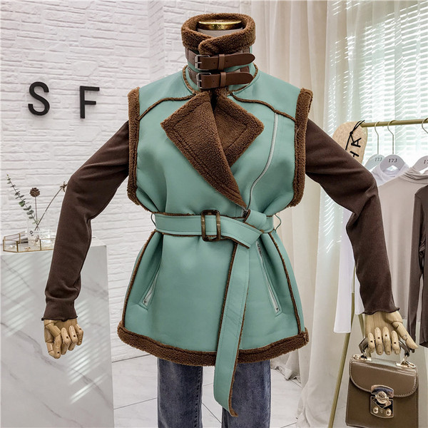 Vestă modernă de damă cu curea în albastru și galben