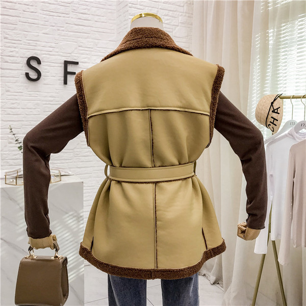 Vestă modernă de damă cu curea în albastru și galben