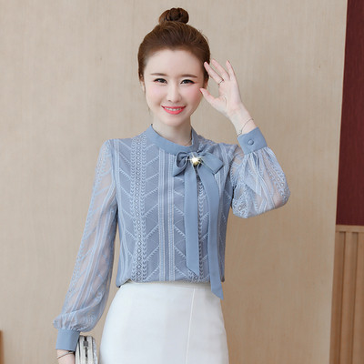 Stílusos női ing csipkével és kék-fehér szalaggal