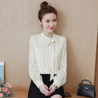 Stílusos női ing csipkével és kék-fehér szalaggal