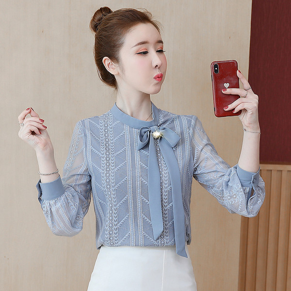 Stílusos női ing csipkével és kék-fehér szalaggal