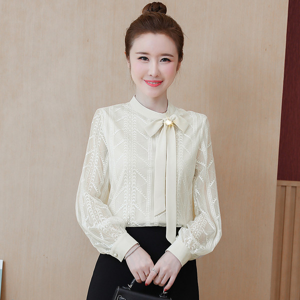 Stílusos női ing csipkével és kék-fehér szalaggal