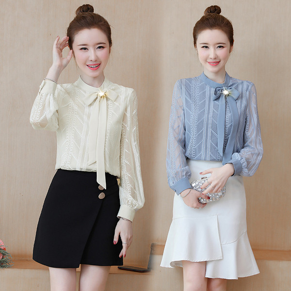 Stílusos női ing csipkével és kék-fehér szalaggal