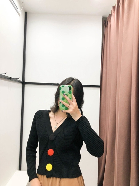 Cardigan scurt de dama realizat din tricotat subtire de culoare neagra si nasturi colorati