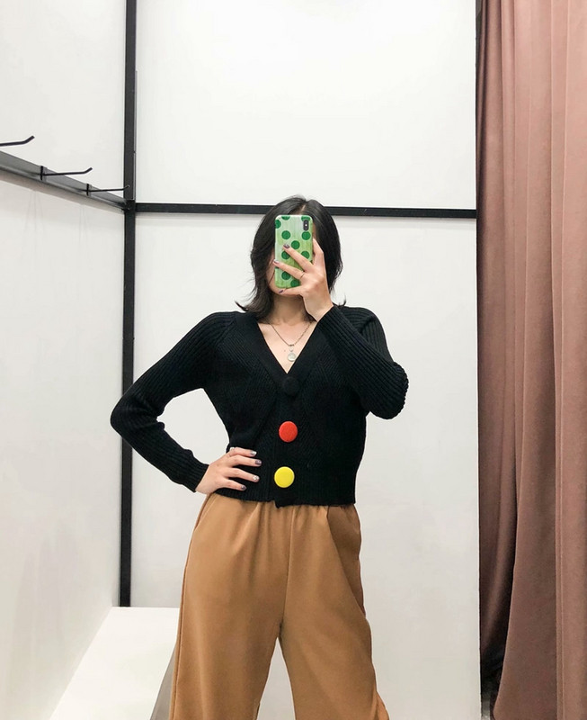 Cardigan scurt de dama realizat din tricotat subtire de culoare neagra si nasturi colorati