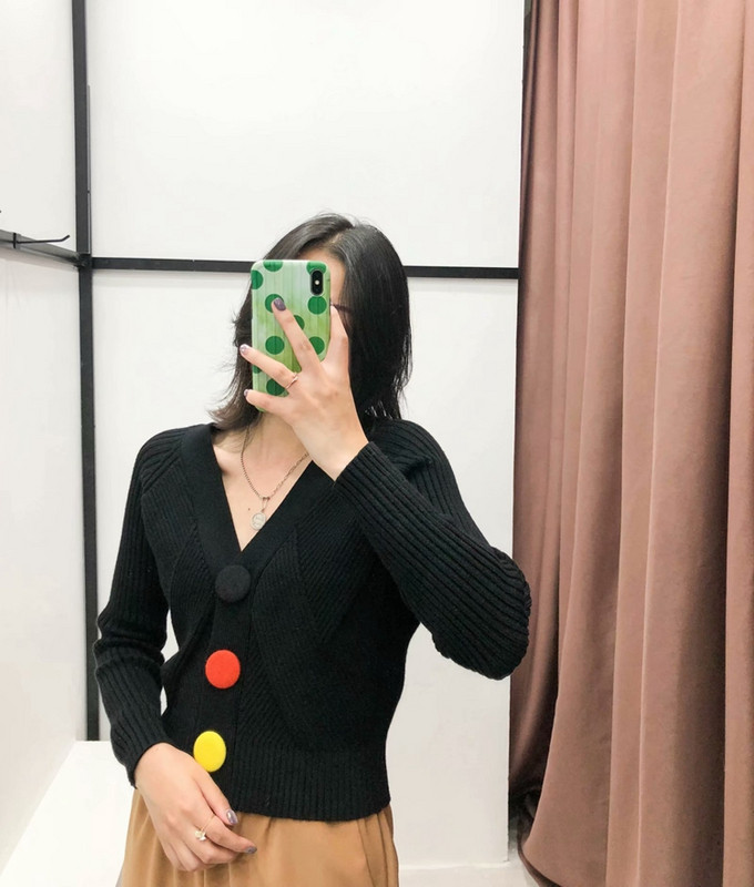 Cardigan scurt de dama realizat din tricotat subtire de culoare neagra si nasturi colorati