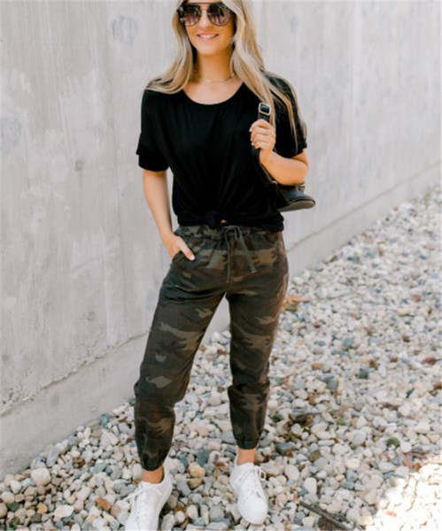 Alkalmi női terepszínű nadrág nyakkendővel, magas derékkal