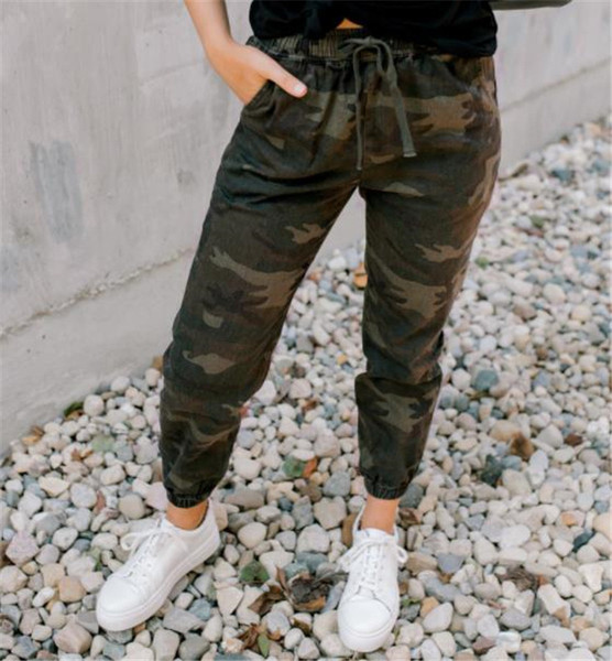 Alkalmi női terepszínű nadrág nyakkendővel, magas derékkal