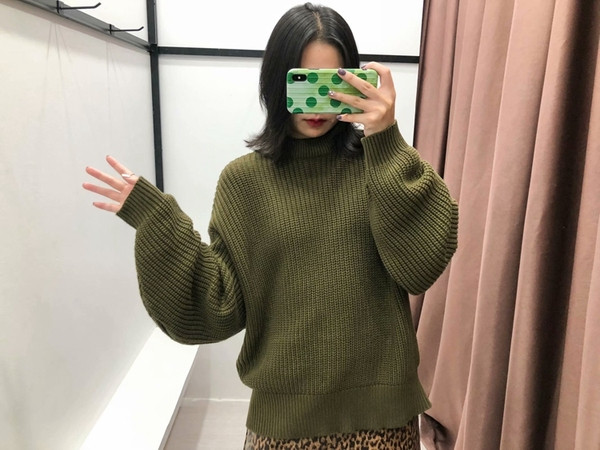 Φαρδύ γυναικείο πουλόβερ με ωοειδές ντεκολτέ σε πράσινο χρώμα