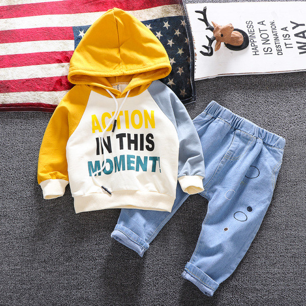 Set copii modern pentru baieti bluza din doua piese cu gluga + blugi cu broderie