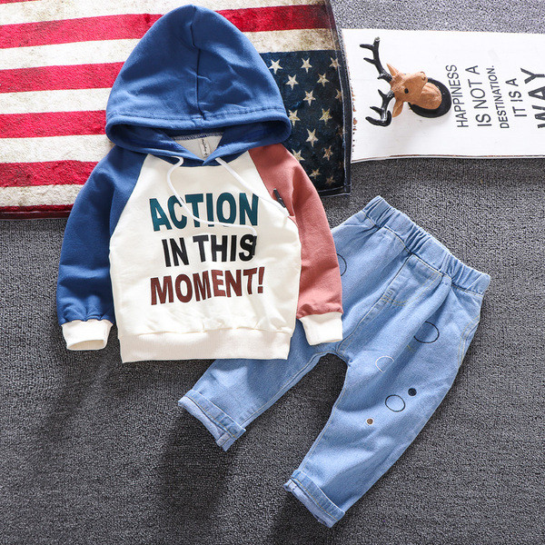 Set copii modern pentru baieti bluza din doua piese cu gluga + blugi cu broderie