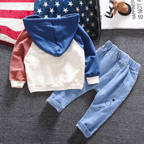 Set copii modern pentru baieti bluza din doua piese cu gluga + blugi cu broderie