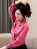 Κομψό γυναικείο πουκάμισο με καρφίτσα σε ροζ, λευκό και κόκκινο χρώμα