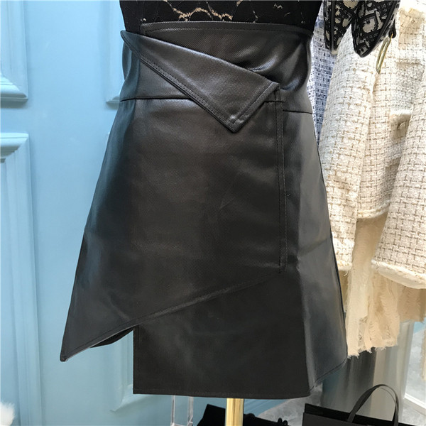 Μοντέρνα γυναικεία  έκο δερμάτινη φούστα σε μαύρο και ασημί χρώμα