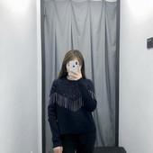 Γυναικείο πουλόβερ  σε σκούρο χρώμα με κρόσσια και πούλιες