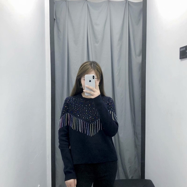 Γυναικείο πουλόβερ  σε σκούρο χρώμα με κρόσσια και πούλιες