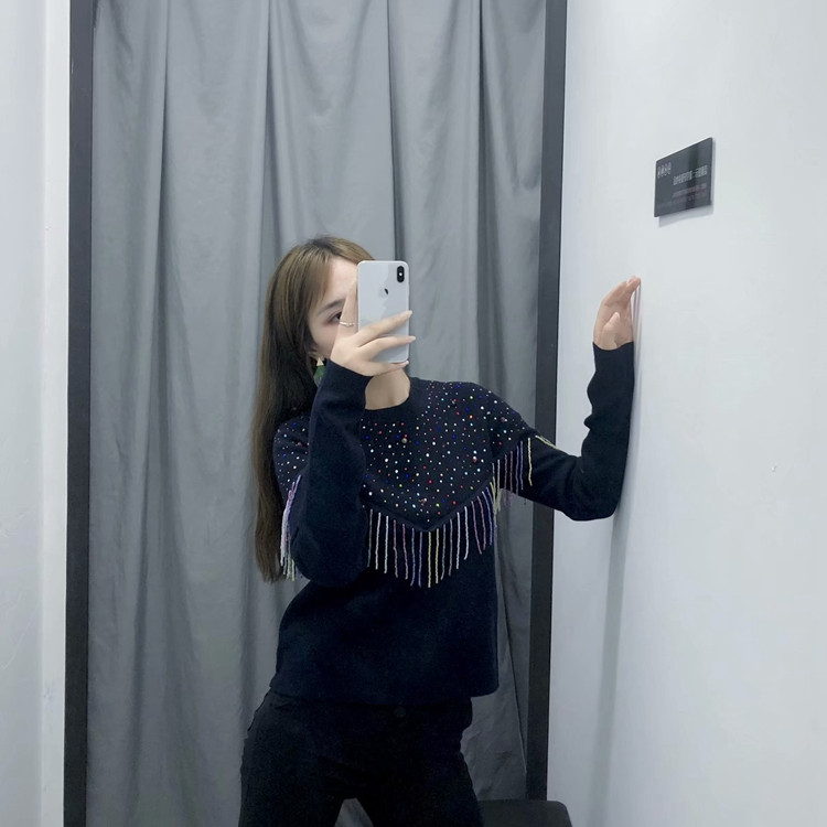 Γυναικείο πουλόβερ  σε σκούρο χρώμα με κρόσσια και πούλιες