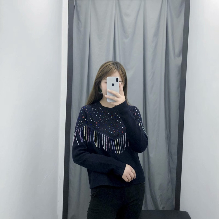 Γυναικείο πουλόβερ  σε σκούρο χρώμα με κρόσσια και πούλιες