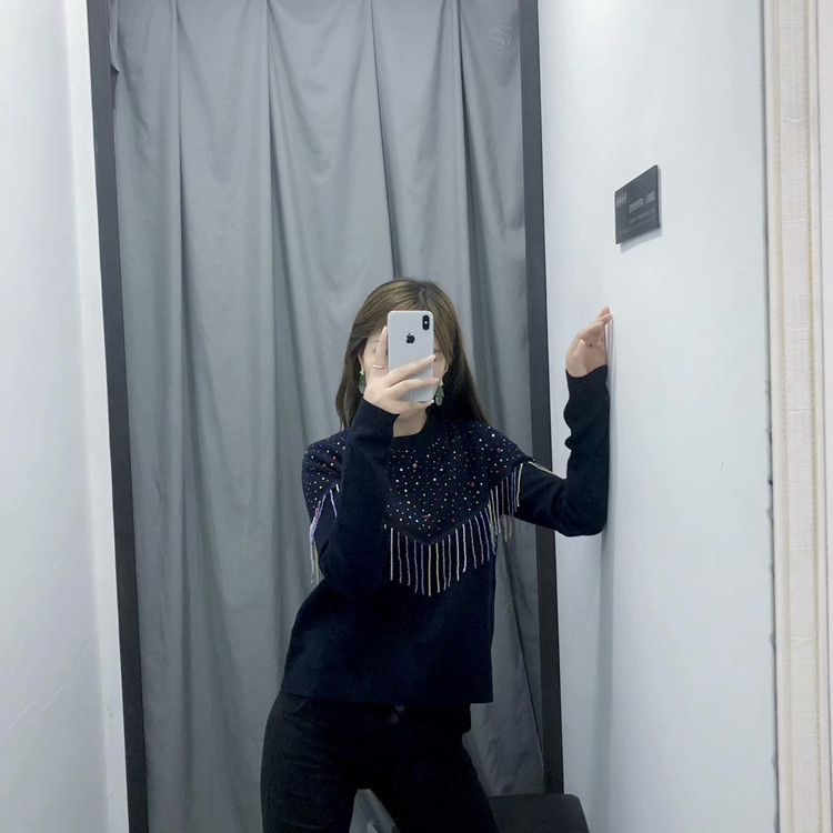 Γυναικείο πουλόβερ  σε σκούρο χρώμα με κρόσσια και πούλιες