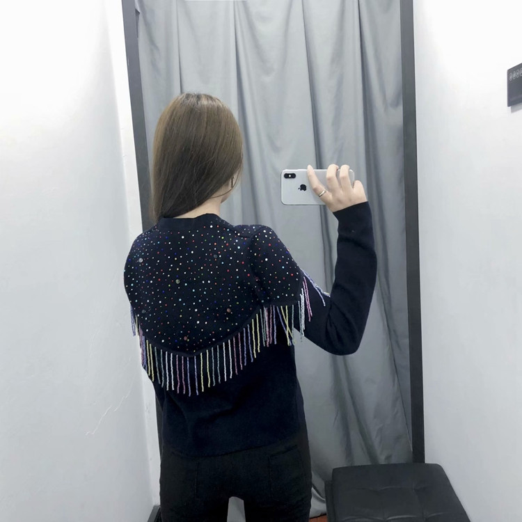 Γυναικείο πουλόβερ  σε σκούρο χρώμα με κρόσσια και πούλιες