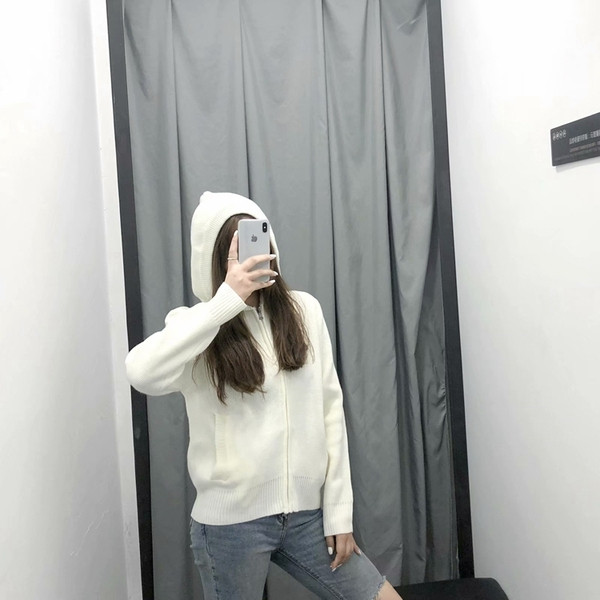 Vesta de dama tricotata cu fermoar si gluga in alb si negru