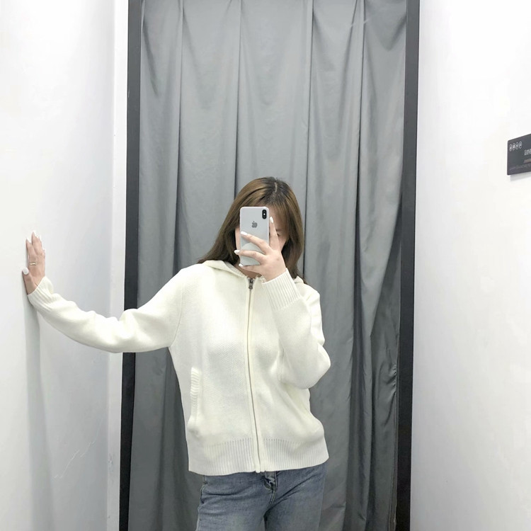 Vesta de dama tricotata cu fermoar si gluga in alb si negru