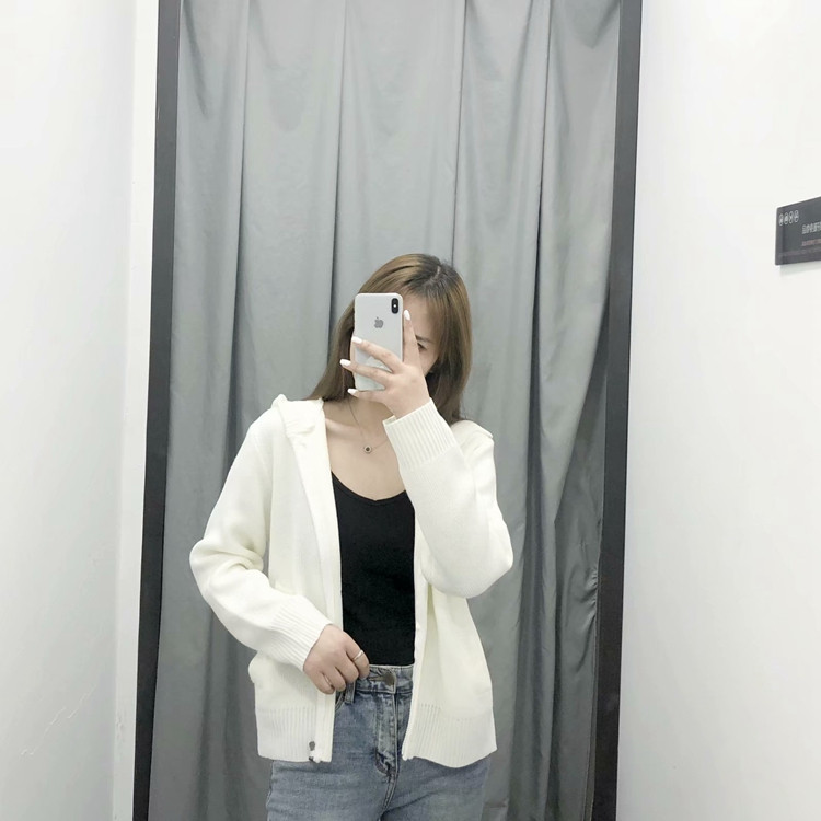 Vesta de dama tricotata cu fermoar si gluga in alb si negru