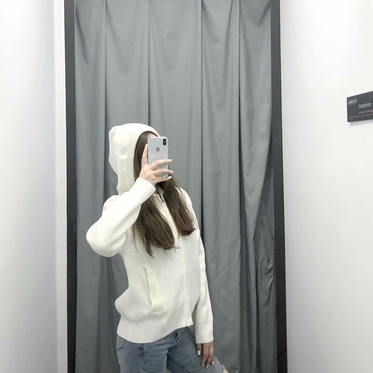 Vesta de dama tricotata cu fermoar si gluga in alb si negru