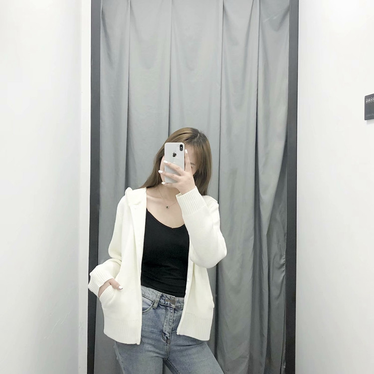 Vesta de dama tricotata cu fermoar si gluga in alb si negru