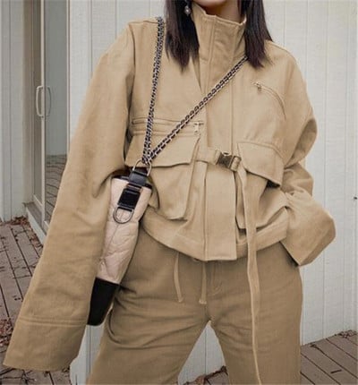 Γυναικείο casual μπουφάν με φερμουάρ και τσέπες σε μπεζ χρώμα